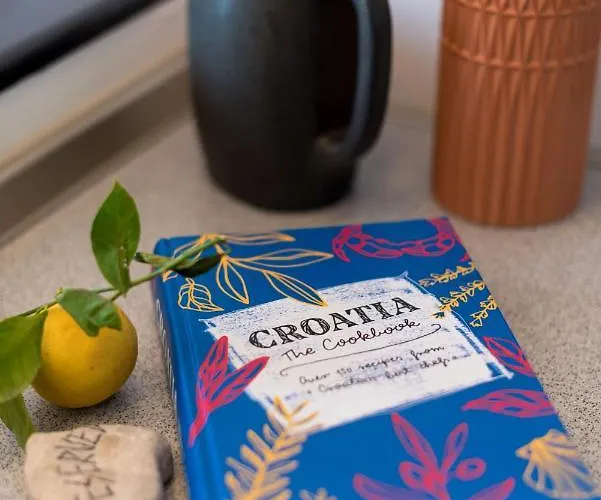 Apartment Airy Seafront 1920s Split