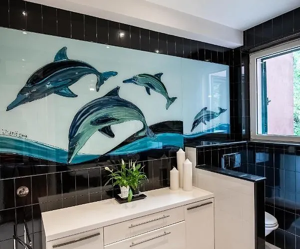 Airy Seafront 1920s Apartment Split