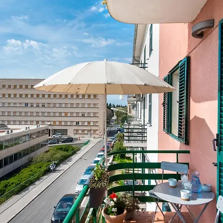 Airy Seafront 1920s Apartman