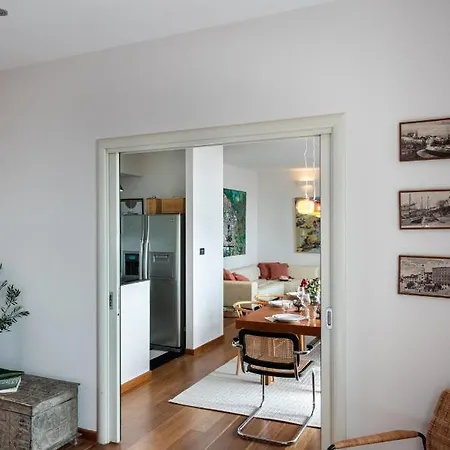 Airy Seafront 1920s Apartman Split