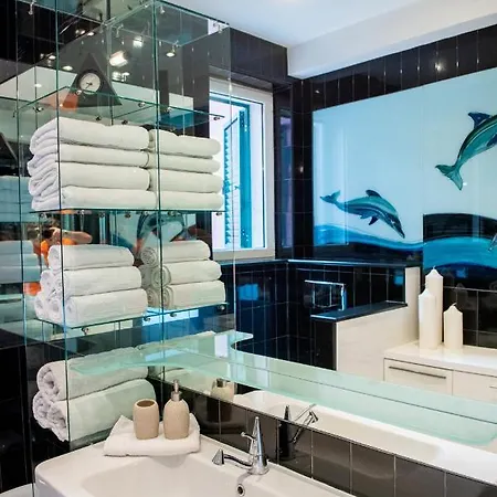 Airy Seafront 1920s Lägenhet Split