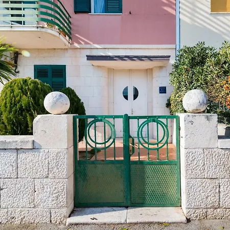 Airy Seafront 1920s Apartman *