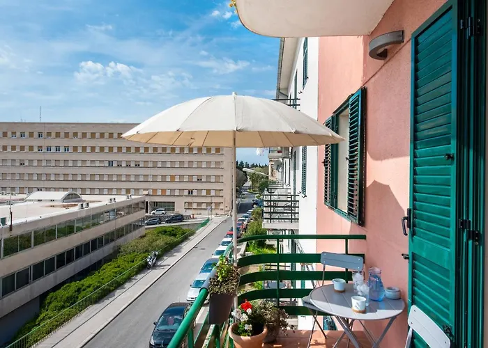 Airy Seafront 1920s Appartement
