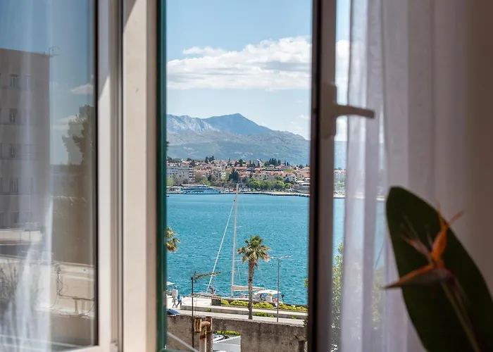 Airy Seafront 1920s Appartement *