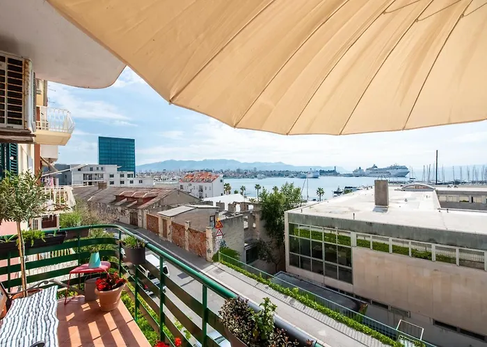 Airy Seafront 1920s Appartement *