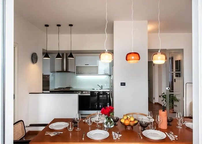 Airy Seafront 1920s Appartement