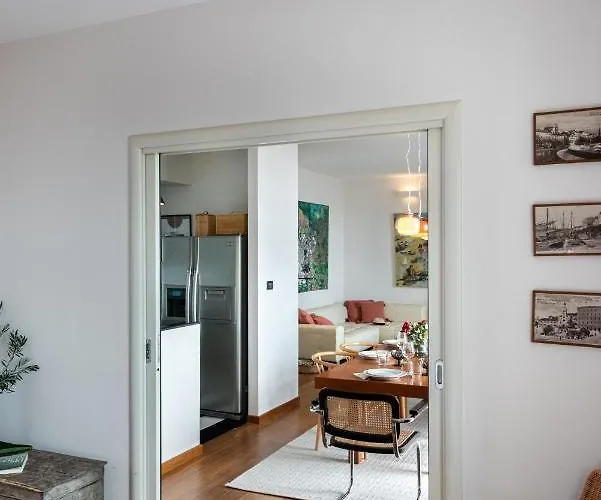 Airy Seafront 1920s Appartement Split