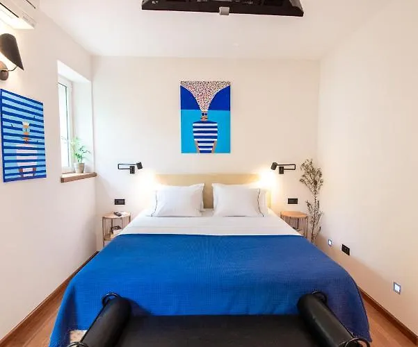 Airy Seafront 1920s Appartement