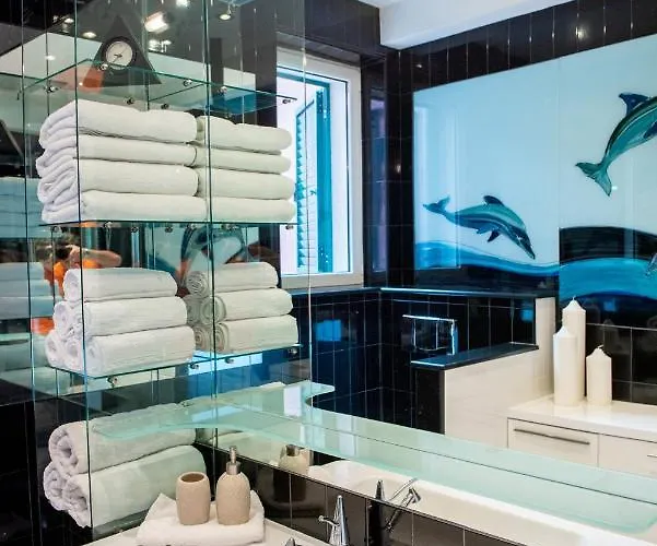 Airy Seafront 1920s Appartement Split