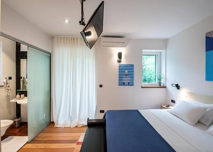 Airy Seafront 1920s Appartement