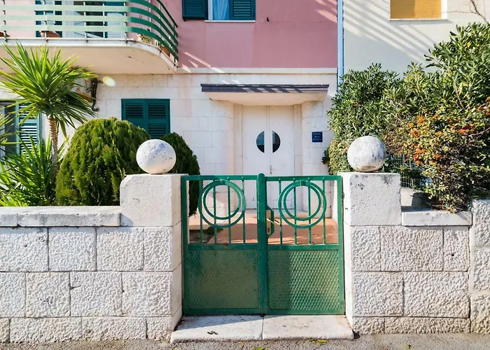 Airy Seafront 1920s Appartement *